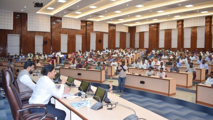 officers-prepare-for-livestock-census-in-india,-will-use-mobile-app-for-first-time