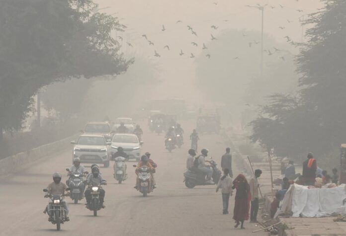 delhi’s-air-quality-worsens-as-smog-blankets-indian-capital