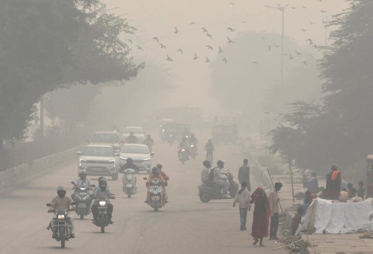 delhi’s-air-quality-worsens-as-smog-blankets-indian-capital