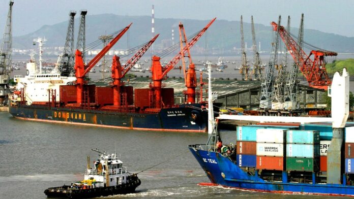 india-faces-$14-billion-export-losses-over-us-tariffs,-nipfp-warns