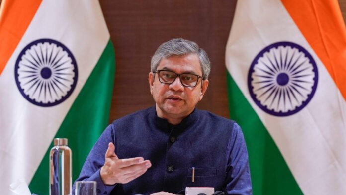 india-breaks-record-with-rs-2-lakh-crore-smartphone-exports-in-fy25:-apple-leads-the-way