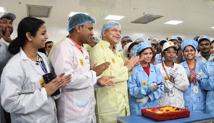 electronics-manufacturing-ecosystem-created-25-lakh-jobs-in-10-years:-ashwini-vaishnaw