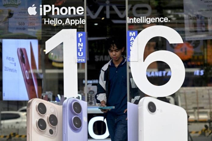 apple-expects-$900-mn-tariff-hit-as-shifts-us-iphone-supply-to-india