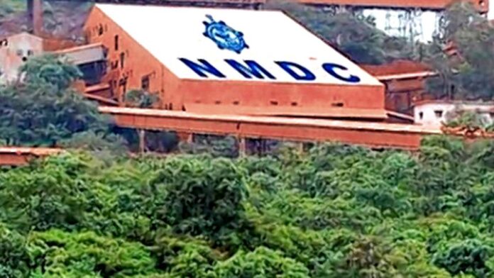 nmdc-iron-ore-output,-sales-rise-in-april 