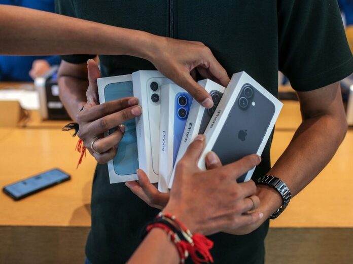 apple’s-$900m-tariff-hit-drives-india-shift