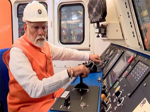 india-news-|-gujarat:-pm-modi-inaugurates-locomotive-plant-in-dahod;-flags-off-first-electric-locomotive-of-the-plant india-news-|-gujarat:-pm-modi-inaugurates-locomotive-plant-in-dahod;-flags-off-first-electric-locomotive-of-the-plant