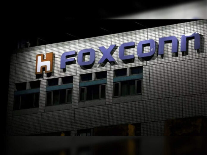 foxconn-recalls-chinese-staff-from-india,-disrupting-apple’s-iphone-17-plans