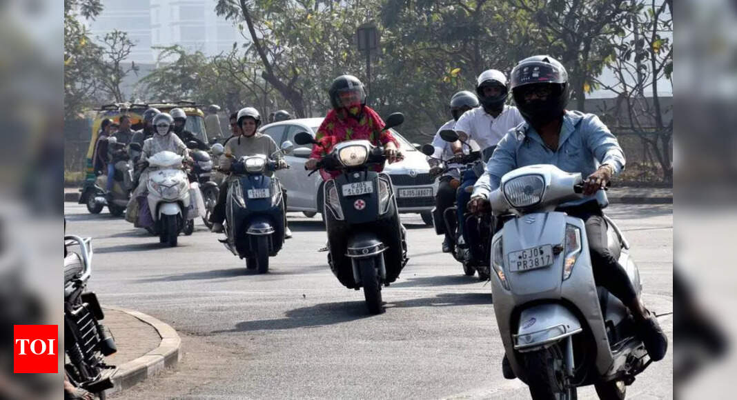 delhi:-over-2,500-sub-standard-helmets-seized-from-9-manufacturers,-another-500-from-roadside-2024-25